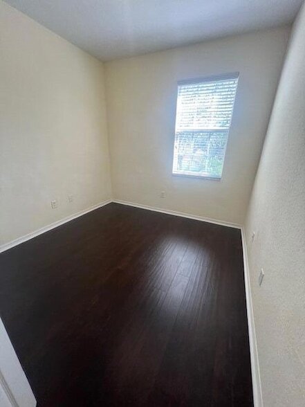 Building Photo - 211 E Thatch Palm Cir