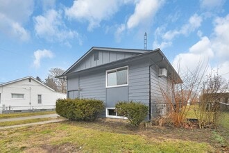 Building Photo - Freshly Renovated Duplex. Upstairs and Downstairs Units Available Now. Schedule a Schedule Today!