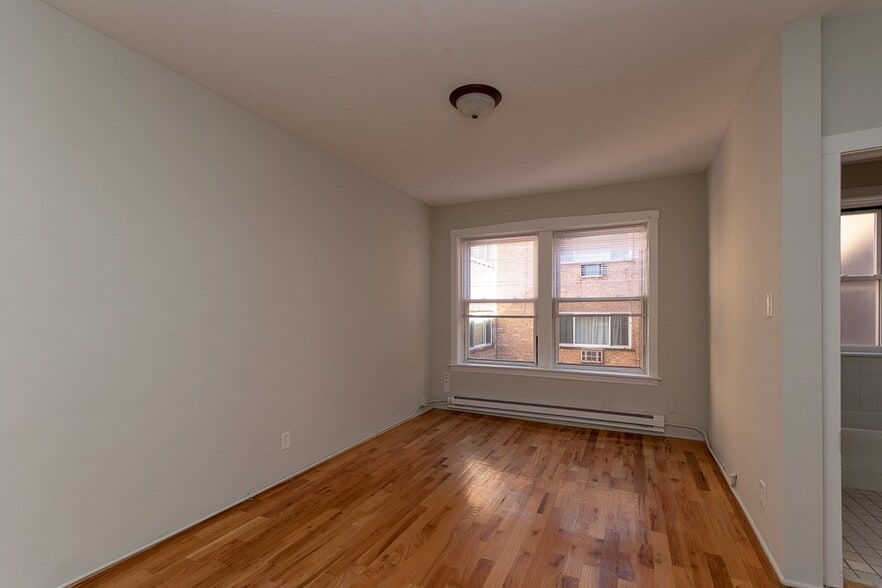 Building Photo - 516 W Melrose St