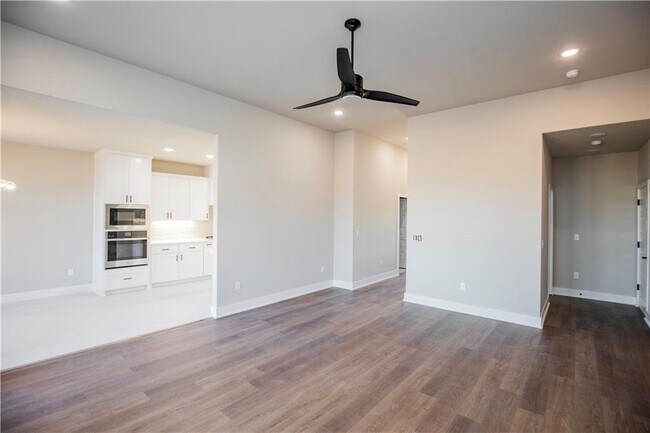 Building Photo - 6804 SW Basswood Ave