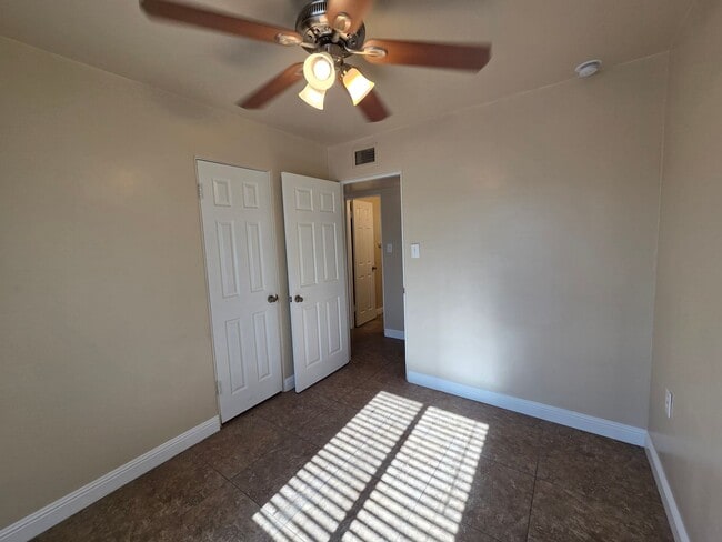 Building Photo - Phoenix 3 Bed/1 Bath - No HOA