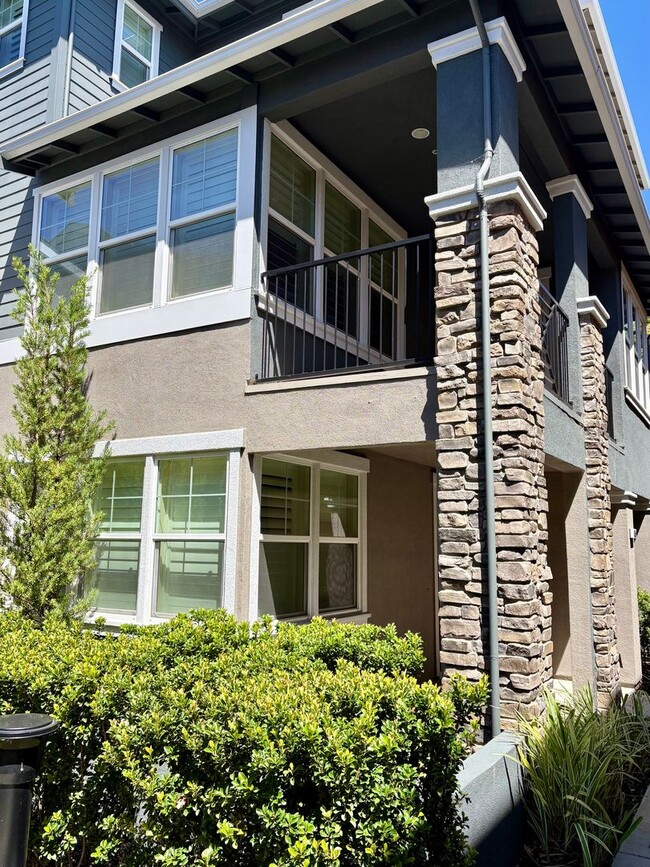 Building Photo - Spacious 4-Bedroom Townhouse