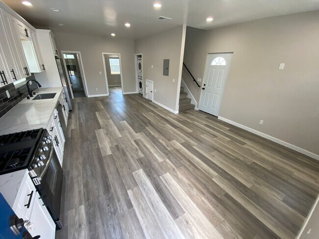 Building Photo - 4BD/2BA  with Large Upstairs Balcony! (Lease out, pending signatures. Check back in a few days!)