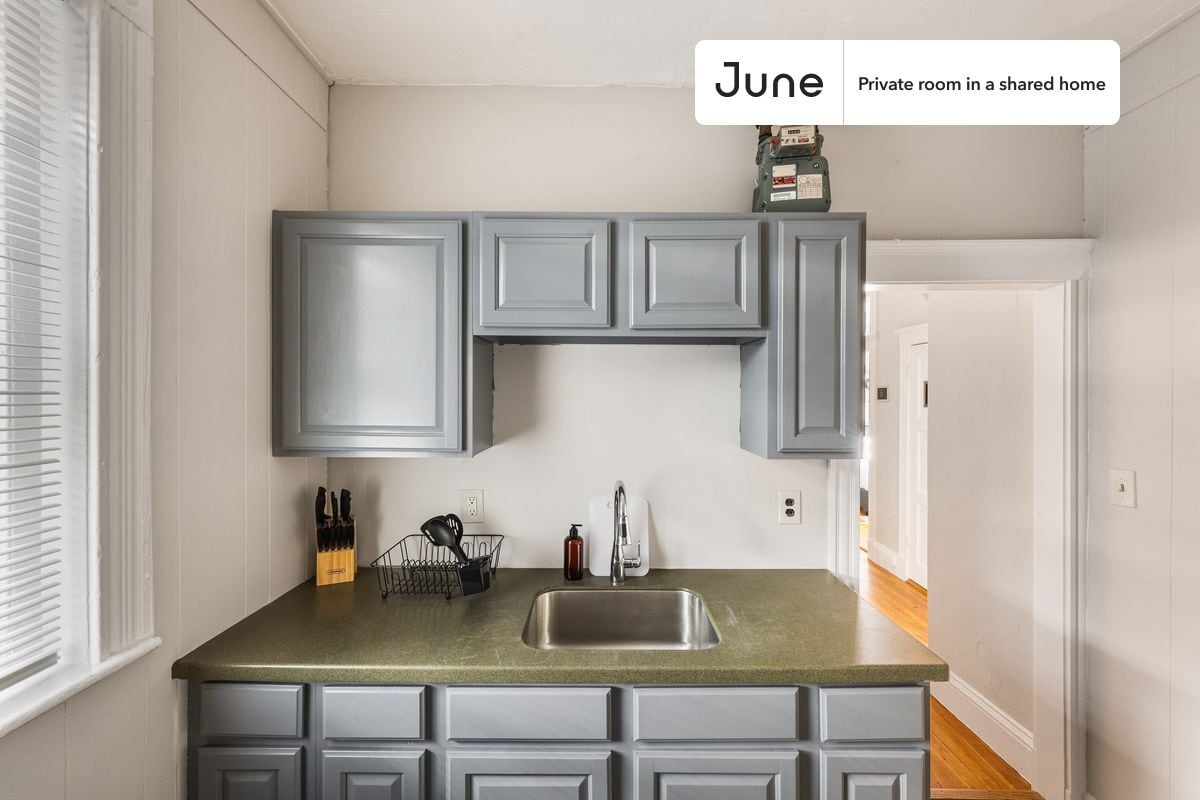 Building Photo - Room in Shared 3 bed/1 bath home
