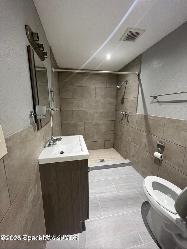 Building Photo - 329 Pine Ave