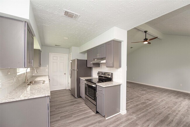 Building Photo - 15822 Bazelbriar Ln