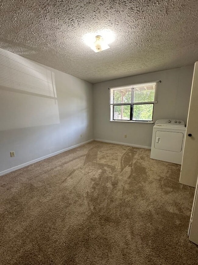 Building Photo - 1 Bedroom, 1 bath Ground level Apt, Kingsp...