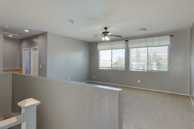 Building Photo - 3012 E Vermont Dr