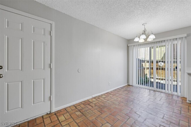 Building Photo - 1520 Hialeah Dr