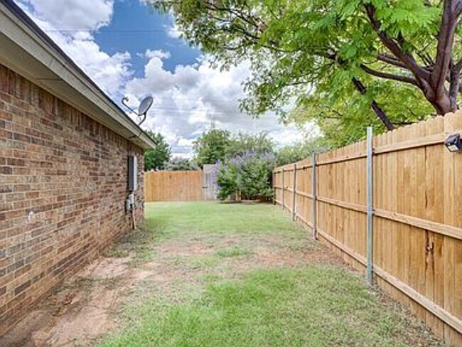 Building Photo - Fantastic 4 Bedroom 2 Bathroom house in So...