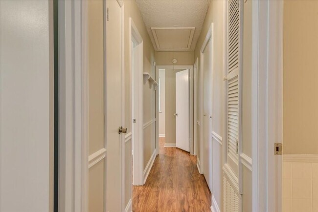 Building Photo - 608 Cedarwood Ct