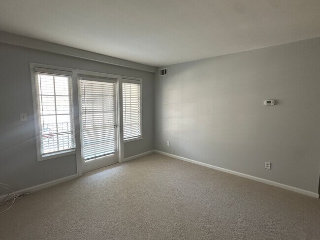Building Photo - Move-In Ready 2BR/1BA Condo in Cardinal Forest