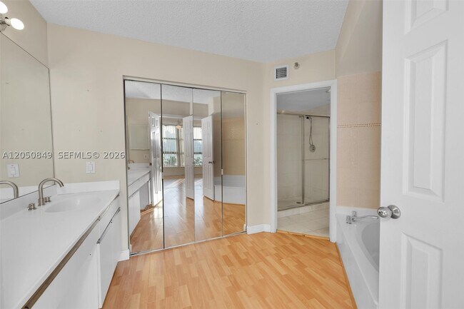 Building Photo - 3530 Mystic Pointe Dr