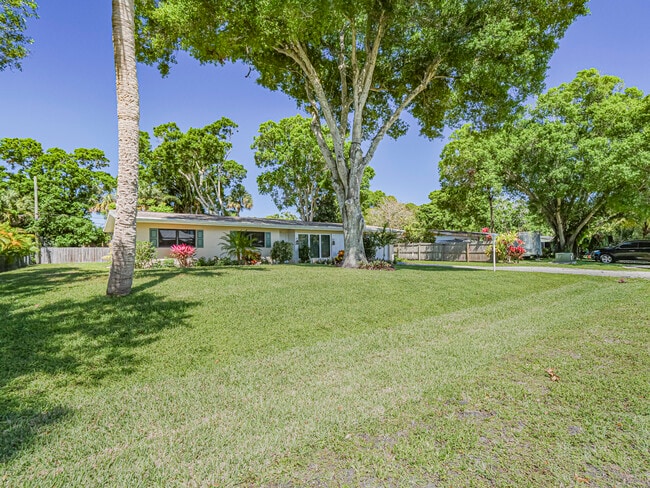 Building Photo - 855 28th Ave