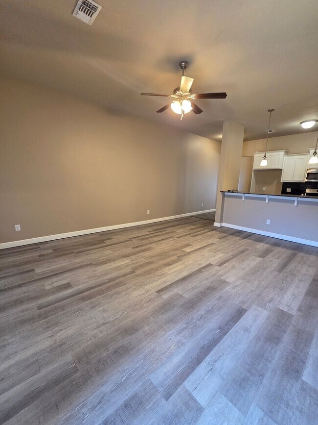 Building Photo - YUKON HOME MOVE IN SPECIAL! ?