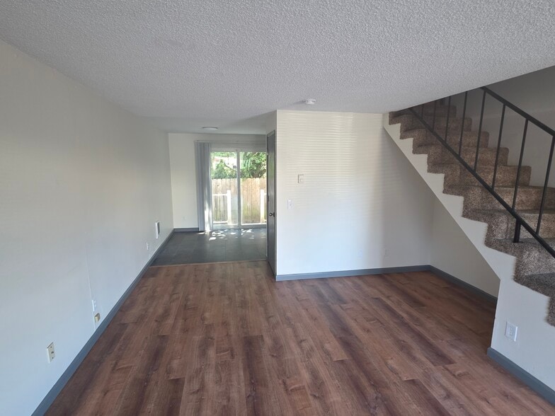 Building Photo - 121 NE Fern Pl