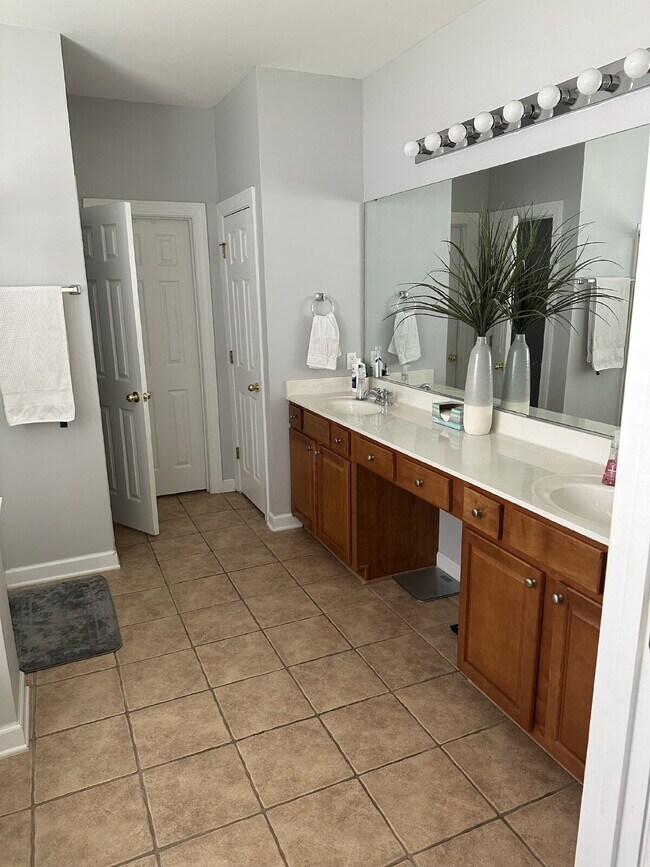 Building Photo - Beautiful 4-Bedroom Home in Desirable Baynard Park! | Hardwood Floors, Corian Countertops & Priva...