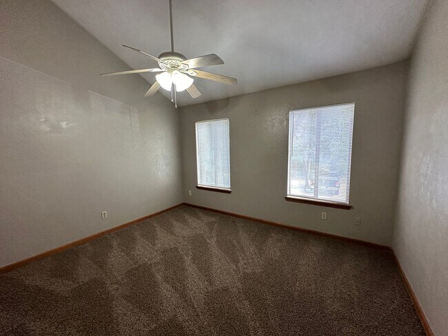 Building Photo - 2 story townhome on HILAMAN GOLF COURSE!