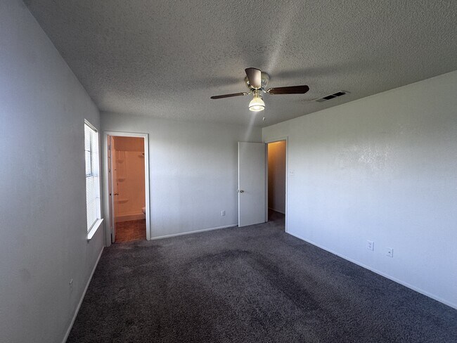 Building Photo - 1613 Bobby Lee Dr