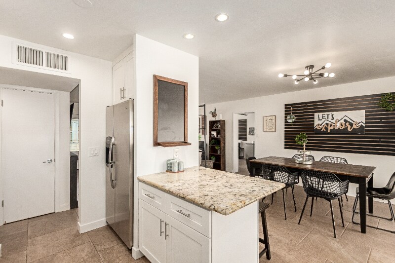 Building Photo - 1328 W 6th St