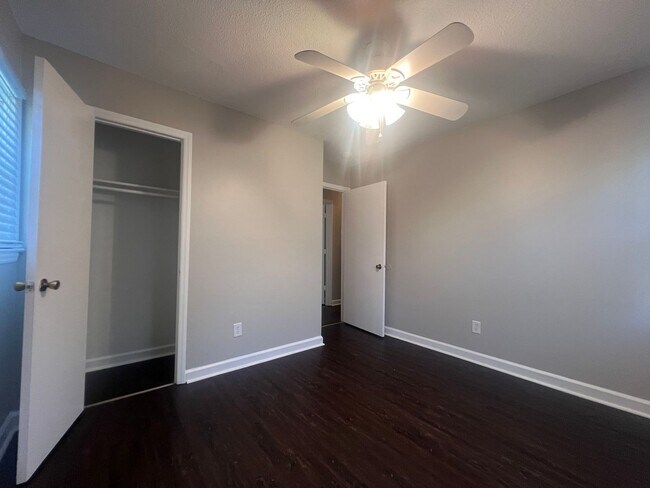 Building Photo - 3605 Somerset Dr