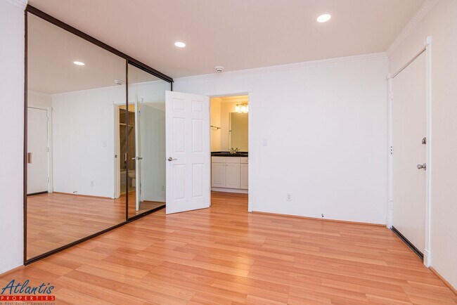 Building Photo - Lovely & Spacious Condo | A/C | In-Unit La...