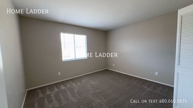 Building Photo - 3213 E Hartford Ave