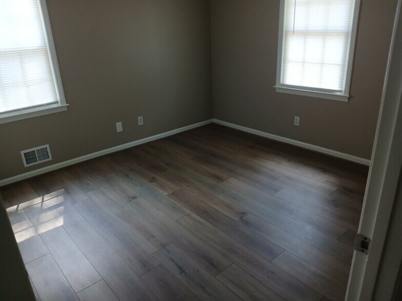 Primary Photo - 107 Twin Creek Ct