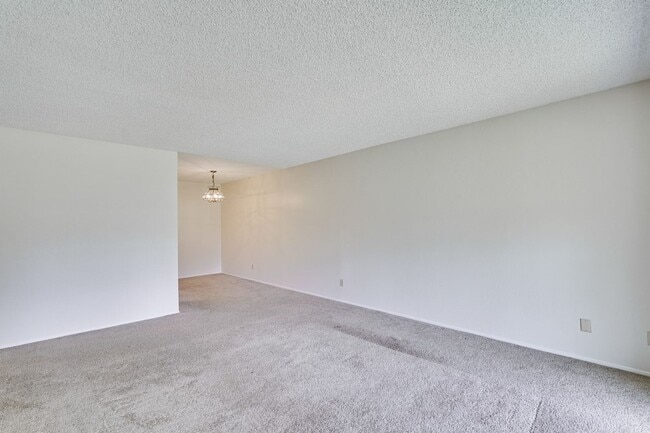 Building Photo - Top Floor Unit - Balcony - Elevator Access - Community Pool & Tennis Court