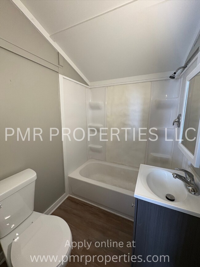 Building Photo - Studio/ 1 Bathroom-House