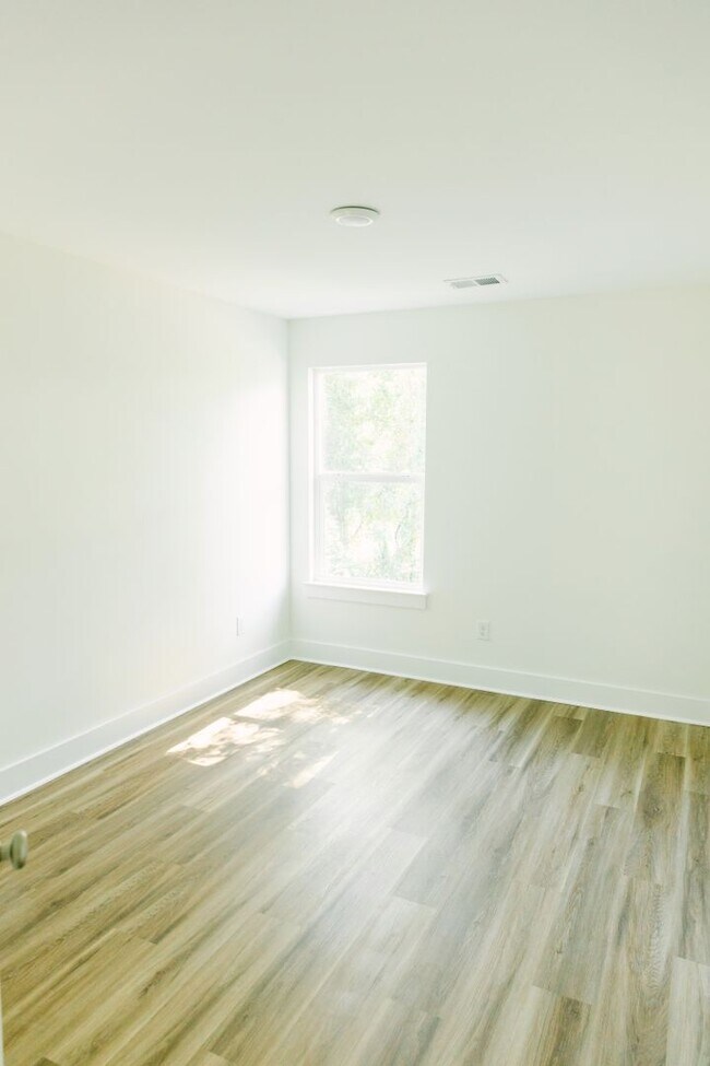 Building Photo - 3BD/2.5BA TOWNHOUSE-Walking Distance to Avondale, Greenway and Short Drive to Downtown Charleston...