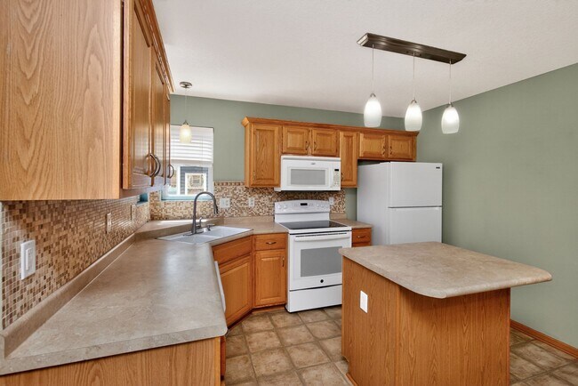 Building Photo - SPACIOUS COMFORT!! 3 Bedroom, 2 Bathroom House in Ankeny!
