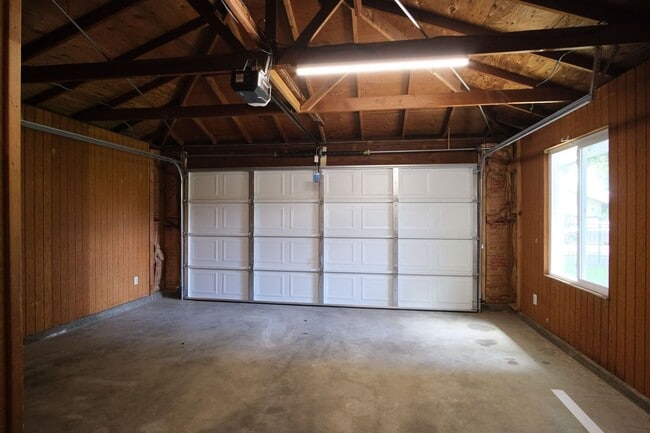 Building Photo - Cozy 3-Bedroom, 2-Bath Home
