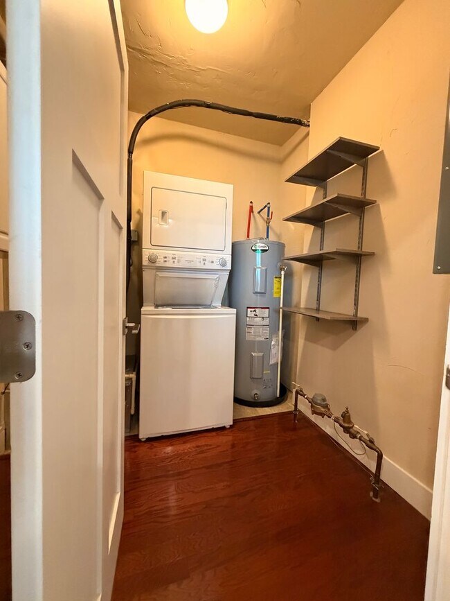 Building Photo - 525 E Kiowa St