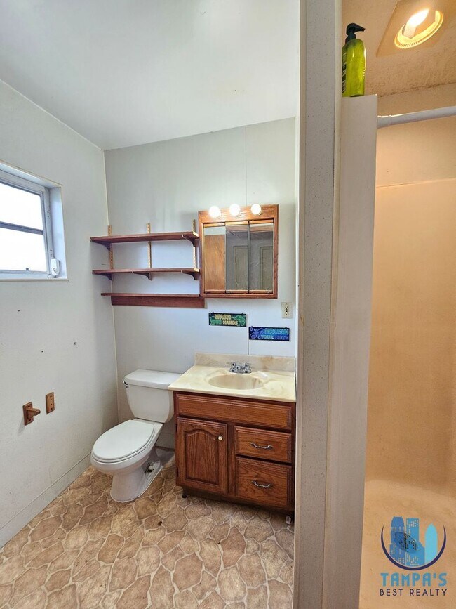 Building Photo - 4 Bedroom, 3 Bath HOUSE with a detached 1 Bedroom and 1 bath in Lakeland *MOVE-IN SPECIAL*