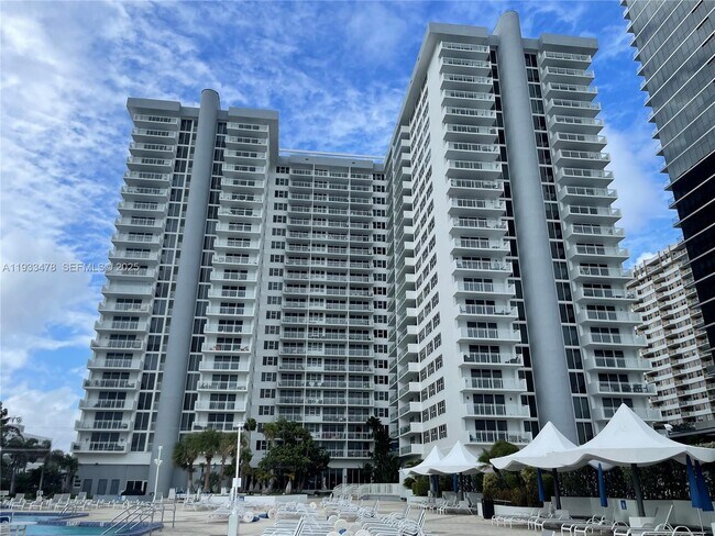 Building Photo - 2030 S Ocean Dr