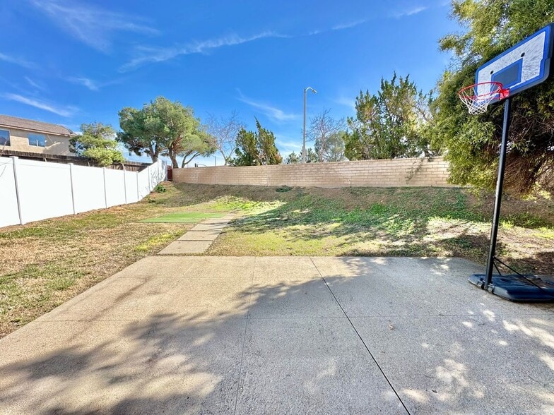 Building Photo - 45202 Pickford Ave