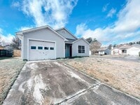 Building Photo - In town- walking distance to shopping!