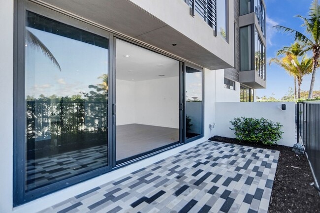 Building Photo - Gorgeous New Townhouse on the Beach