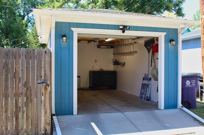 Building Photo - Spacious 2-bedroom, 2-bathroom in the Heart of West Highlands with 1 Car Garage