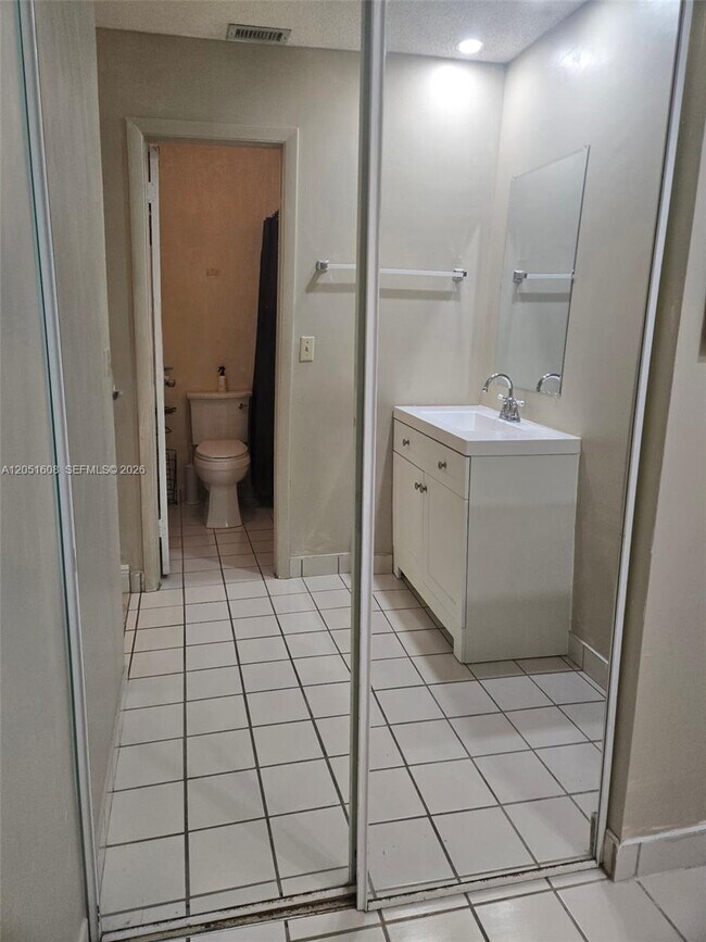 Building Photo - 818 E Palm Run Dr