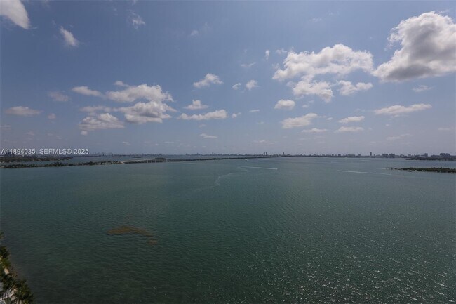 Building Photo - 700 NE 25th St