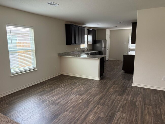 Building Photo - 532 Fox Glen Trl