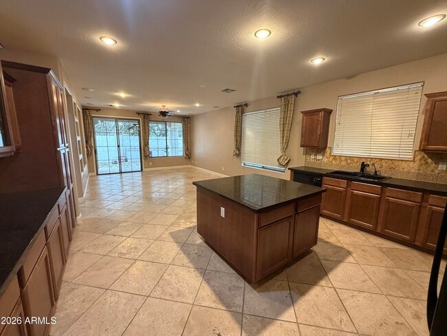 Building Photo - 421 W Wisteria Pl