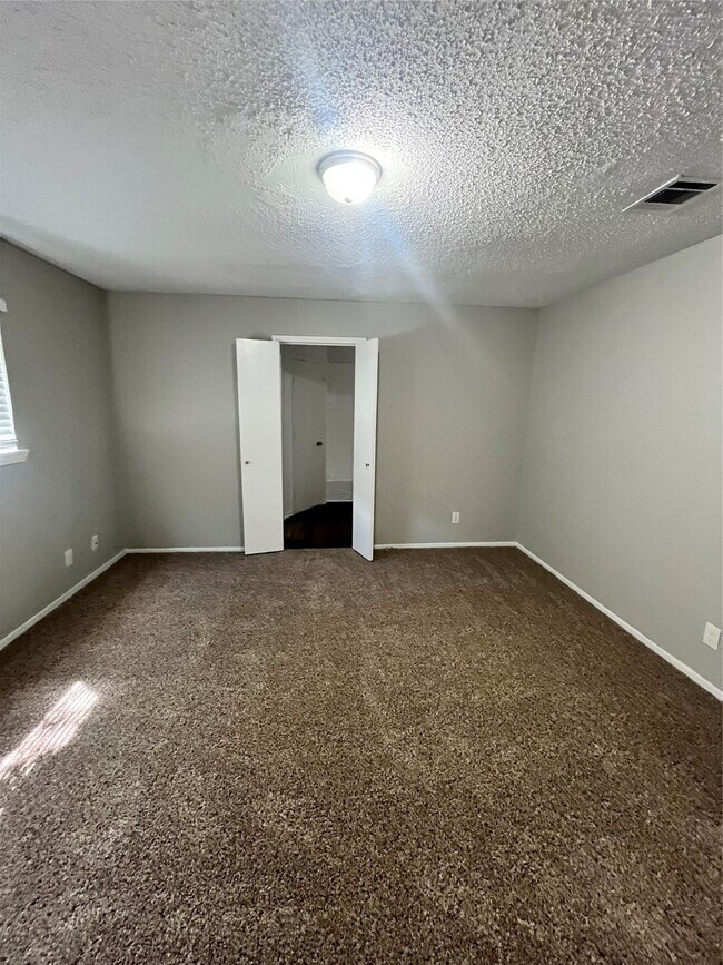 Building Photo - 22318 Meadowgate Dr