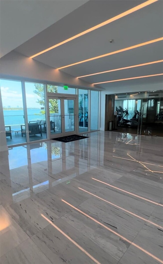 Building Photo - 700 NE 25th St