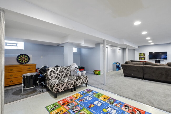 Building Photo - 5622 N Kenneth Ave