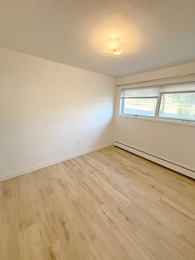 Building Photo - 1116 S Pinecrest Dr