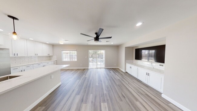 Building Photo - Newly Renovated (2022)! Amazing Location! ...