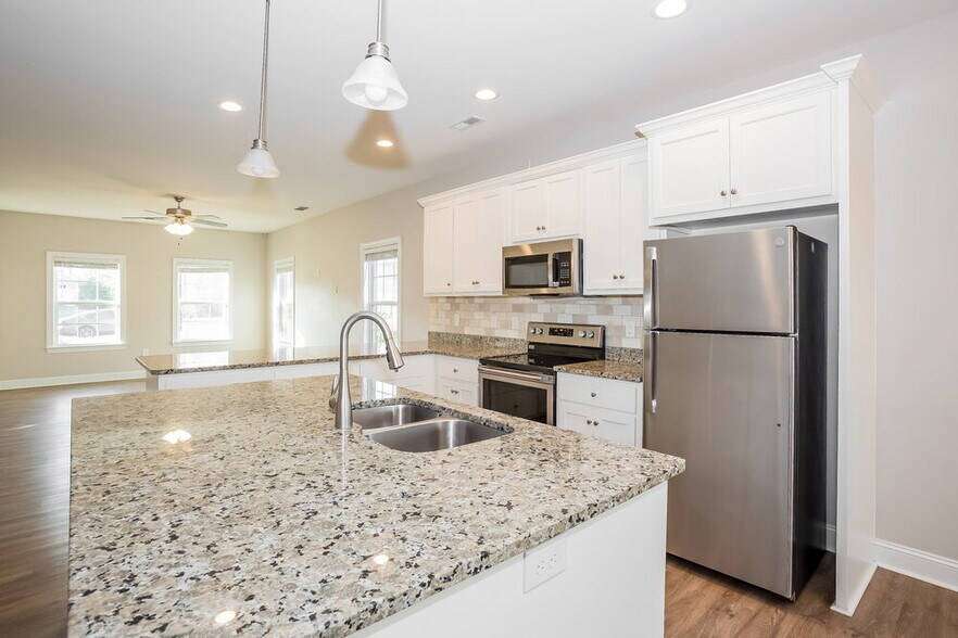 Building Photo - 12884 Hill Pine Rd